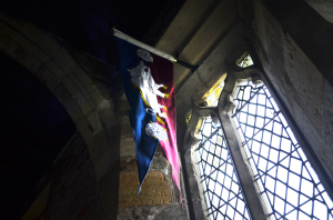 The Sun in Splendour and the banner of Richard III above the effigy
